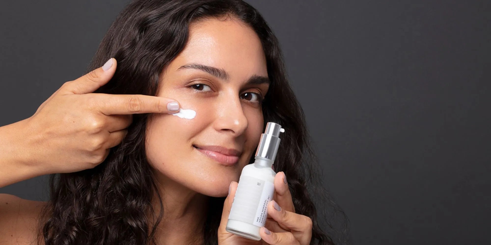 Protetor solar físico natural: 4 benefícios comprovados para sua pele e o planeta