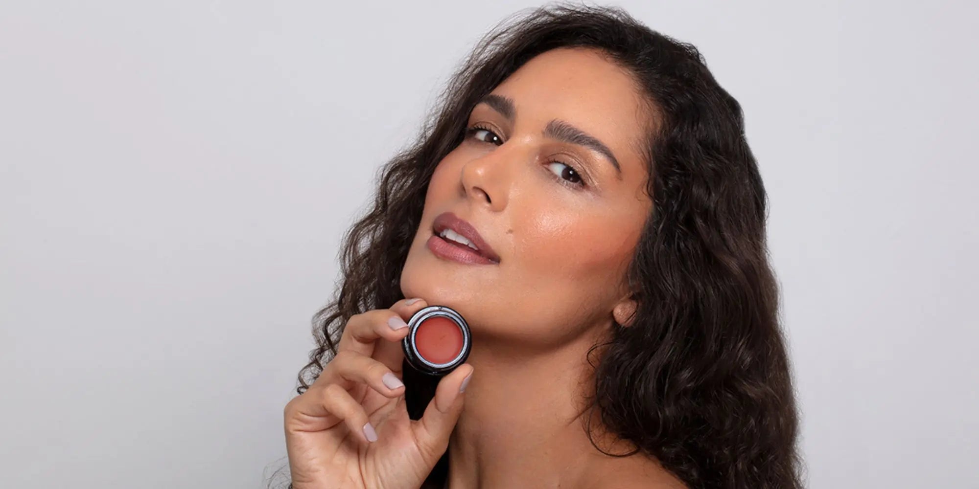 Maquiagem Multifuncional: O Guia Completo para uma Beleza Versátil e Sustentável