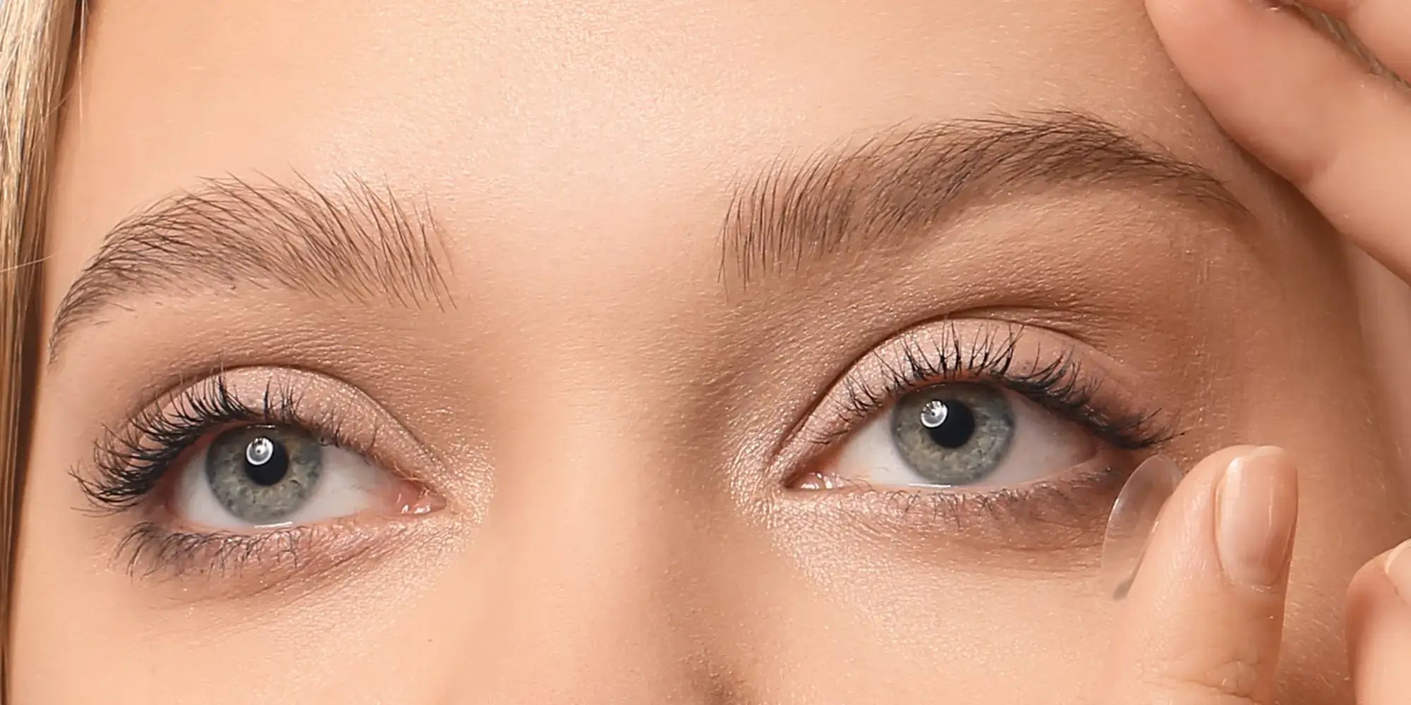 Maquiagem para quem usa lentes de contato: como evitar irritações oculares com produtos orgânicos