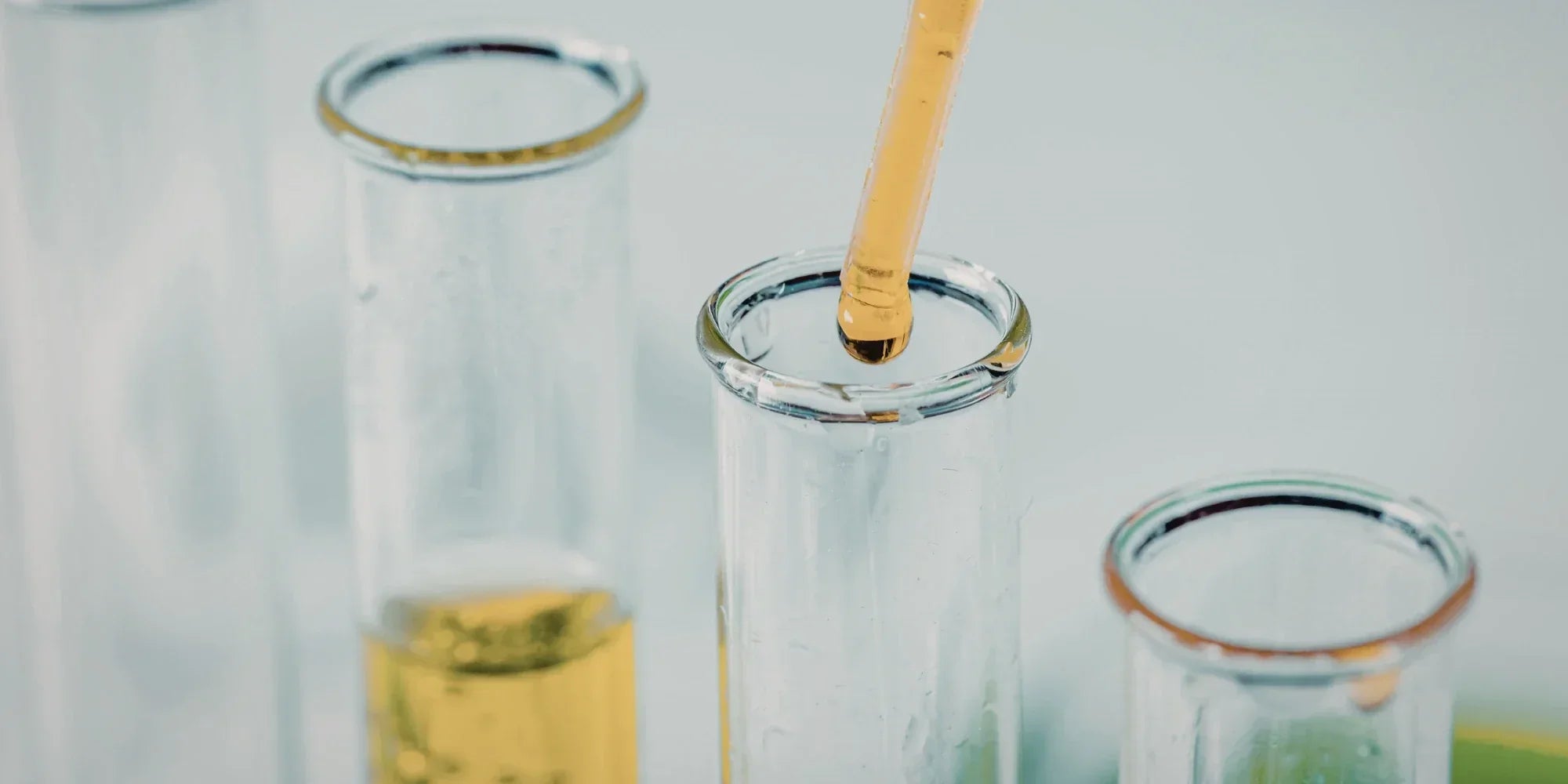 A diferença entre extrato vegetal e ativo concentrado na cosmética natural