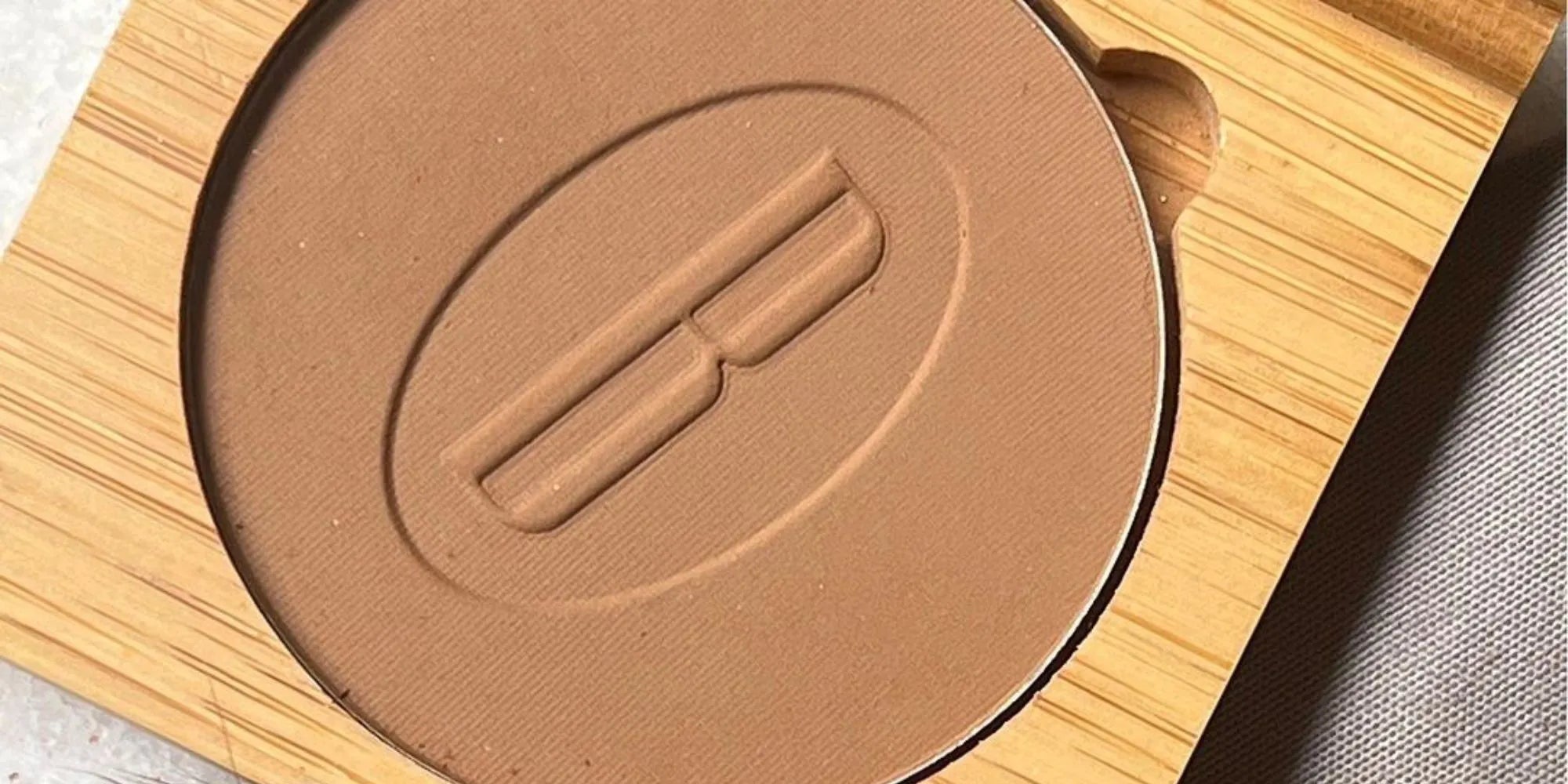 Como usar bronzer de forma natural: dicas para um rosto bronzeado com glow perfeito em qualquer estação